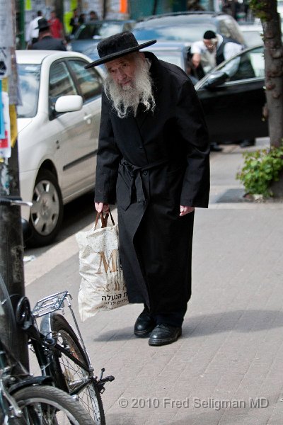 20100409_112234 D300.jpg - Old Man, Mea Shearim